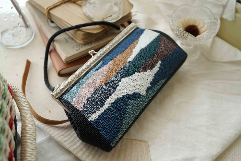 Treasure Hunt Retro Antique Bag-Mountain and Sea Imagery Art Color Block Beaded Portable Kiss Lock Bag - กระเป๋าคลัทช์ - วัสดุอื่นๆ หลากหลายสี