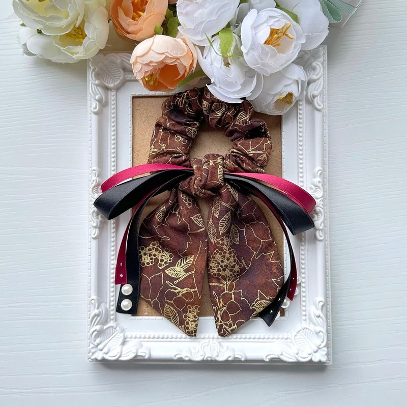 コットンロングテールリボンヘアゴムシュシュ - コーヒーベースにゴールドの箔押しライン - ヘアアクセサリー - その他の素材 ブラウン