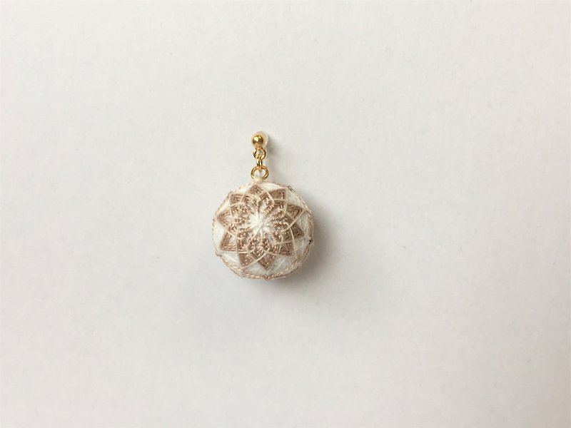 tachibanaya comari Japanese TEMARI earrings White Beige Japanese Traditional Crafts Temari Ball Embroidery Earrings - Earrings & Clip-ons - Thread White