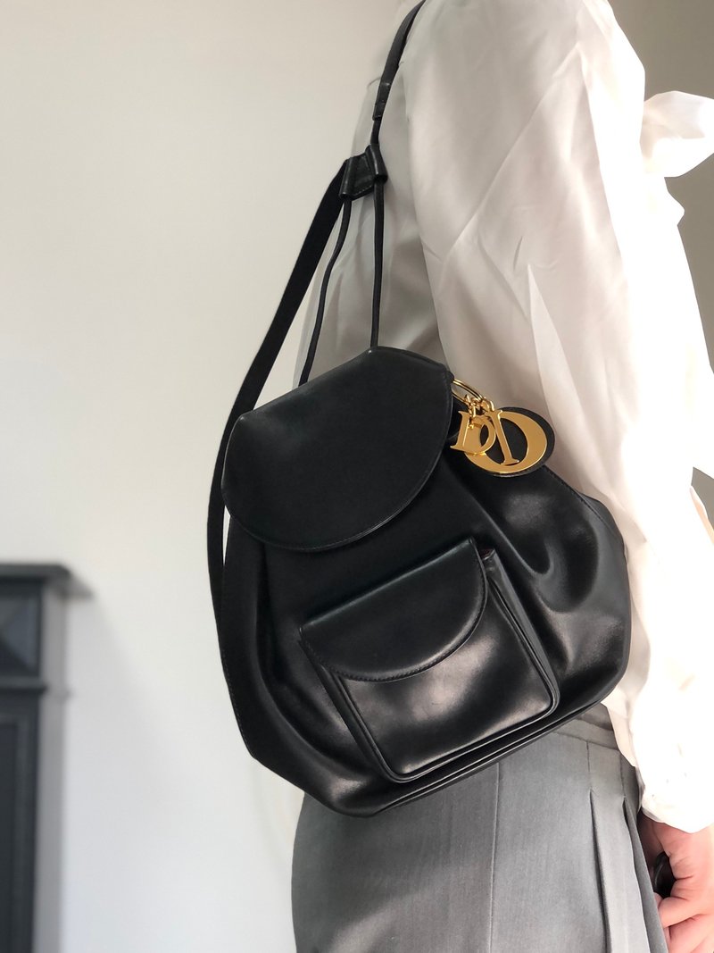 【 日本直送　名牌中古包 】Christian Dior クリスチャン ディオール バックパック ブラック ロゴ チャーム レザー リュック i7gek7 - 後背包/背包/書包 - 真皮 黑色