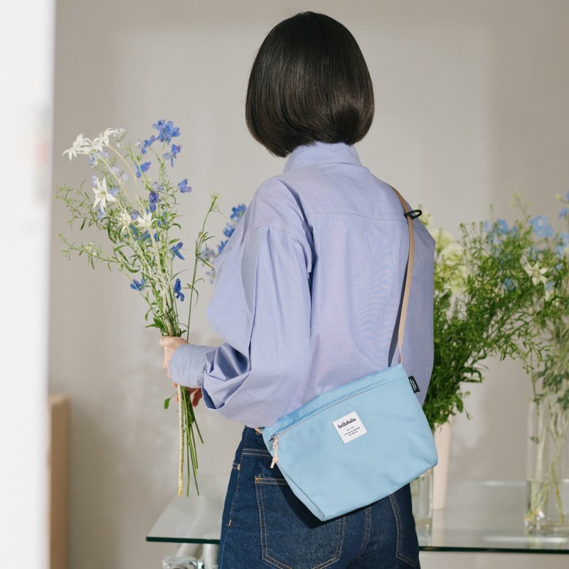 簡約輕巧斜背包 CANA ECO 防潑水日常旅行小袋子 (帕爾馬藍) - 側背包/斜背包 - 環保材質 藍色