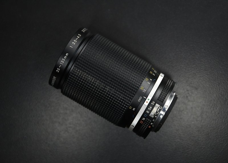 【經典古物】Nikon Zoom Nikkor 35-135mm F3.5 Macro 手動鏡頭 - 菲林/即影即有相機 - 其他金屬 