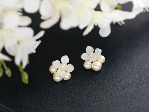 atelier-erico 【ピアス・イヤリング】白い花とパールの蕾 (紫陽花)