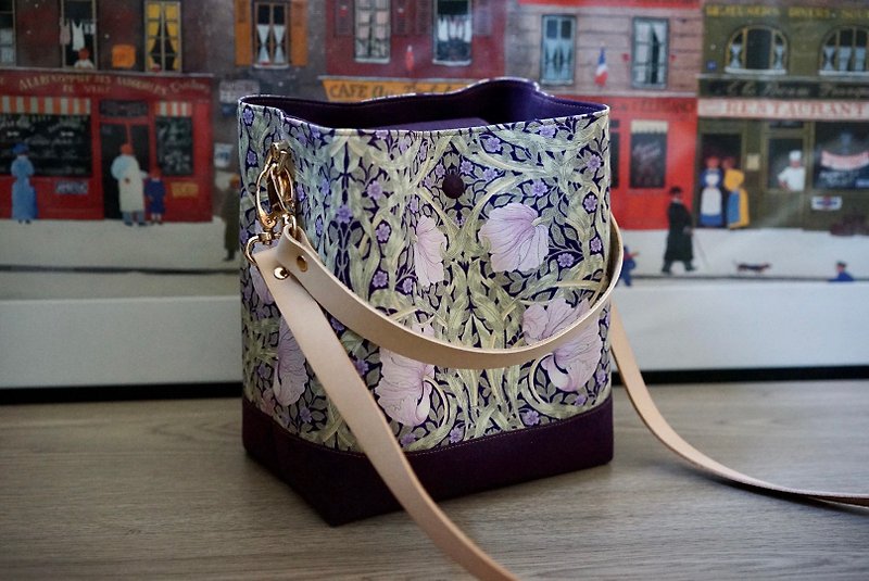 莫裡斯紋樣 紫色皮佩內爾之花 棉麻質地 手提斜挎多用水桶包 - 側背包/斜背包 - 棉．麻 