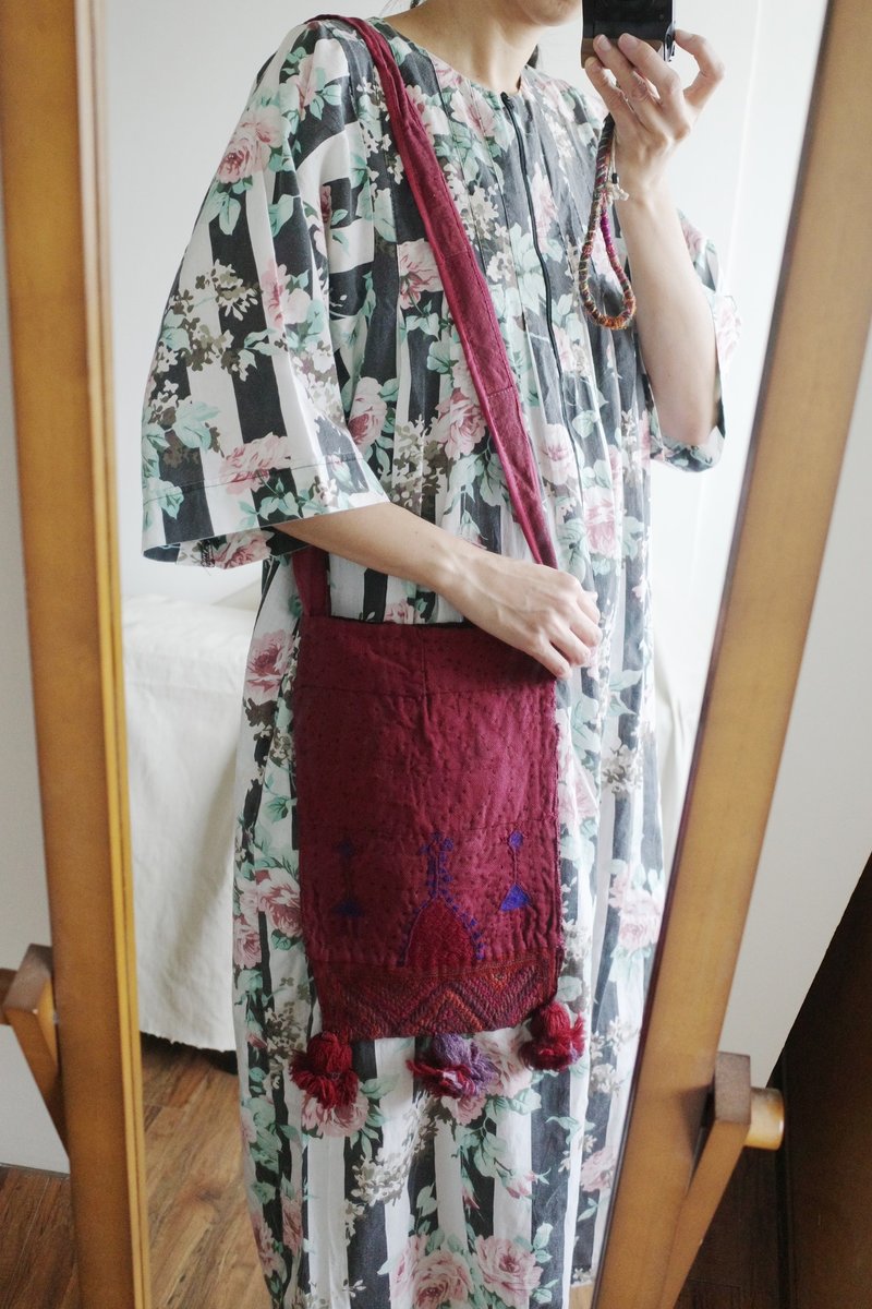 リメイク インド砂漠の遊牧民バンジャラ族 手刺繍布地を再構築したショルダーバッグ - ショルダーバッグ - コットン・麻 