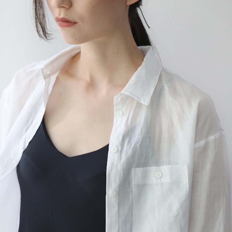 KOOW Mist Boyfriend Semi-Solid Castor White Shirt Summer Basic Long Sun Shirt - Women's Shirts - Cotton & Hemp 