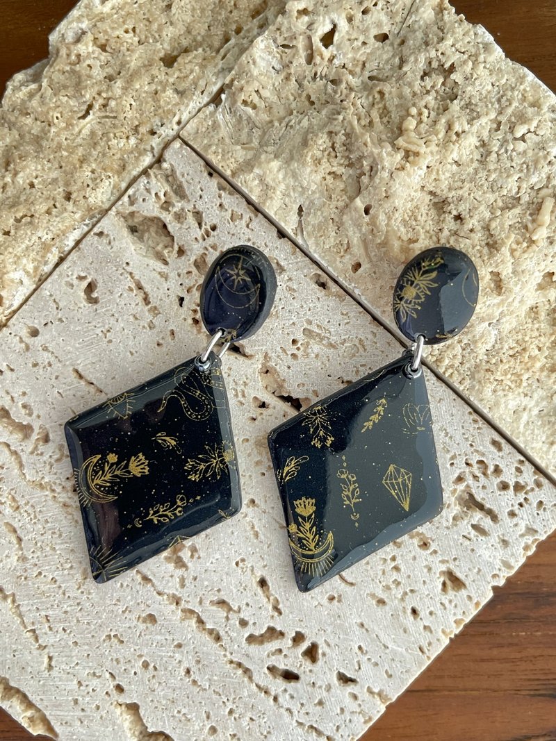 3kykitty || Mysterious gold print polymer clay black earrings - ต่างหู - ดินเหนียว สีดำ