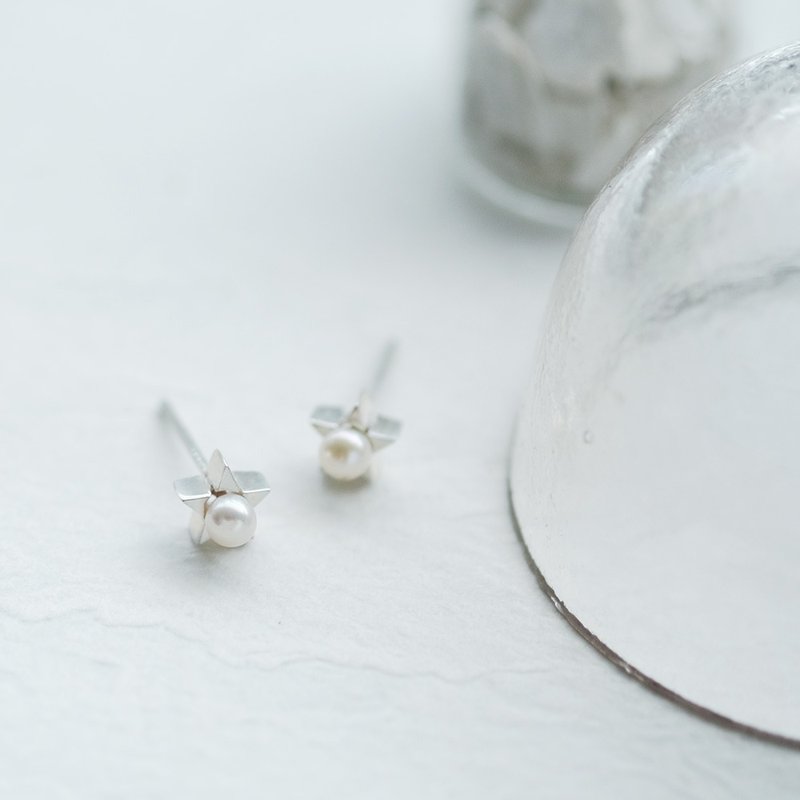 Pearl tiny star earrings in Silver 925 - ต่างหู - โลหะ สีเงิน