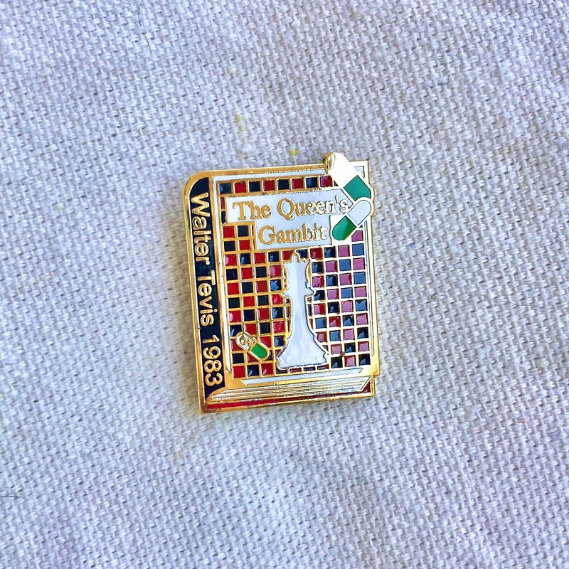 Queen's Gambit enamel pin - Badges & Pins - Other Materials Red