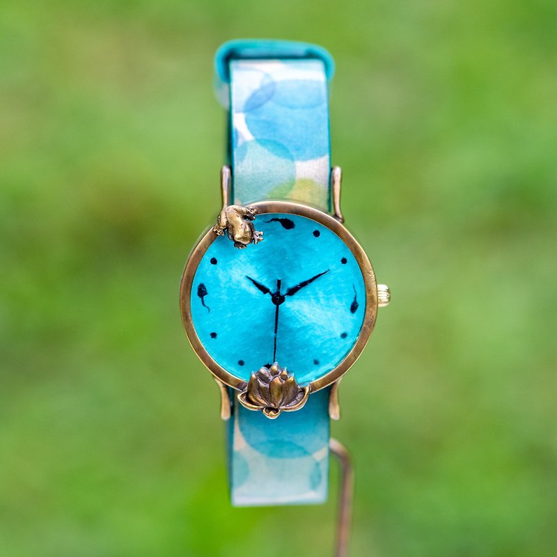 蓮池の我が子を見つめる蛙腕時計Mスカイブルー - 腕時計 - 金属 ブルー