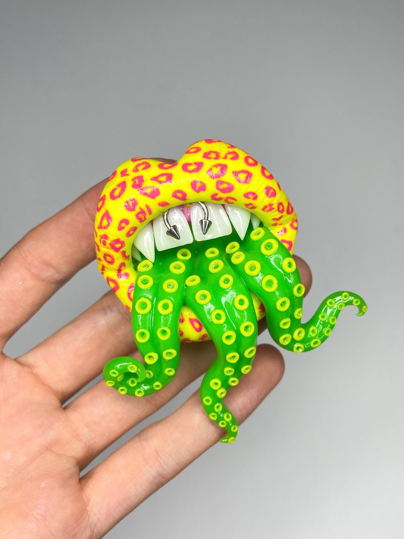 Phone grip. Yellow lips with green tentacles. - 其他 - 黏土 