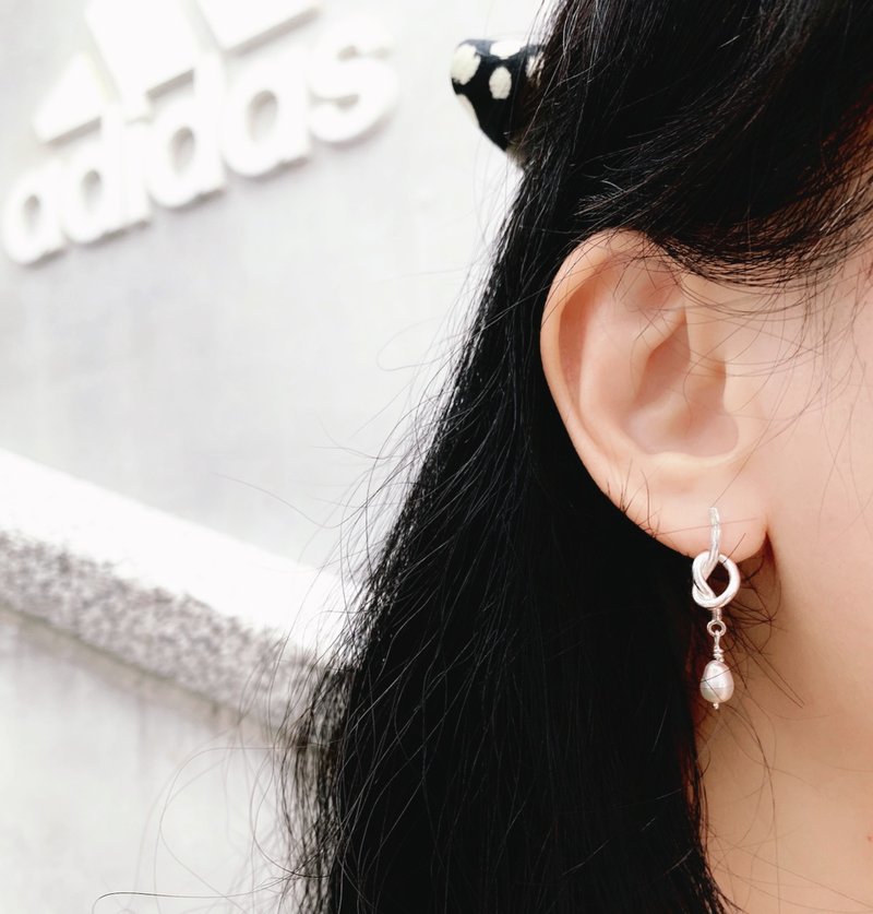 MIH Metalworking Jewelry | Kink Blessing Pearl Sterling Silver Earrings Brezel Pearl earrings - ต่างหู - ไข่มุก สีเงิน