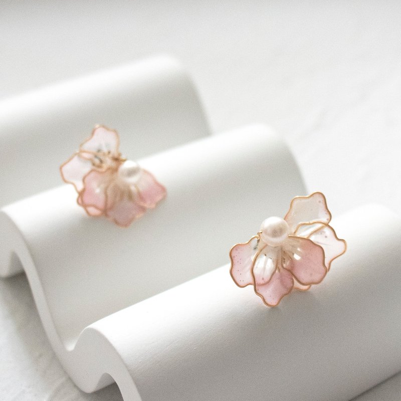 【PEACH BLOSSOM】 IRIS。Pearl Earrings - ต่างหู - เรซิน สึชมพู