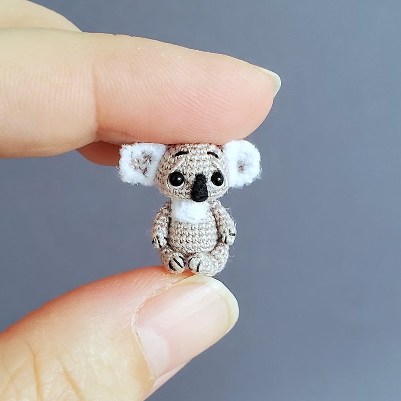 Extremely micro crochet koala. Dollhouse miniature koala toy. Microtoysby - ตุ๊กตา - ผ้าฝ้าย/ผ้าลินิน สีเทา