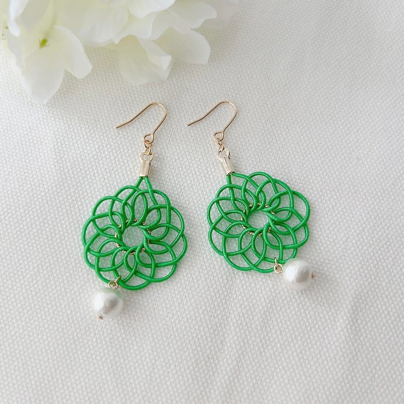 [Mizuhiki] Mizuhiki earrings with mandala knot and cotton Clip-On / Goes well with both Western and Japanese clothing / Green - ต่างหู - กระดาษ สีเขียว