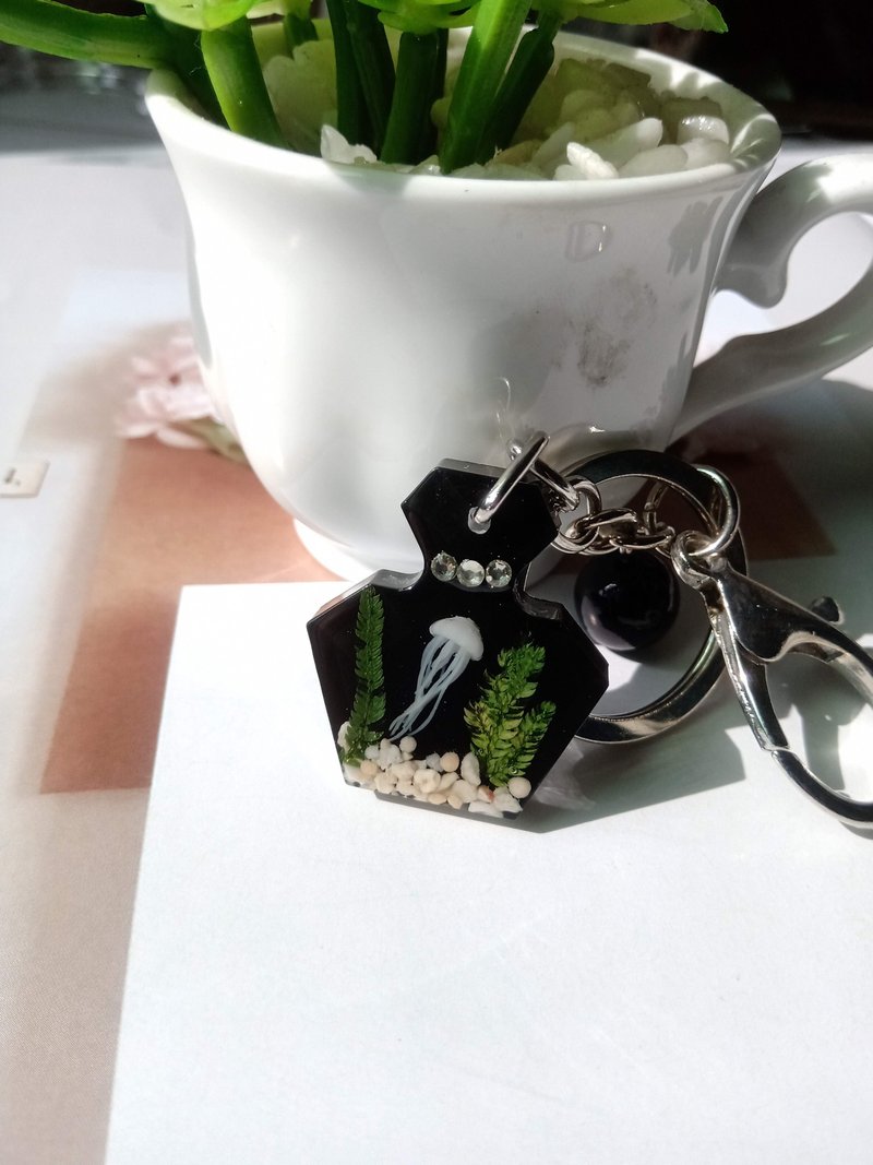 Annys workshop手作押花飾品, 水母鑰匙圈 - 鑰匙圈/鑰匙包 - 樹脂 黑色
