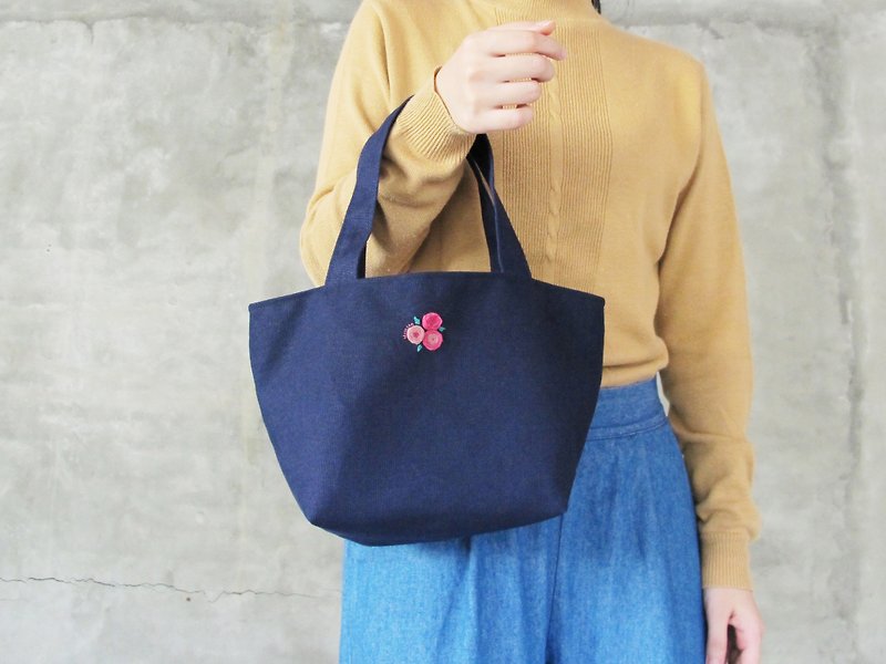 [Flowers meet navy blue] Hand-embroidered tote bag / lunch bag, eco-friendly bag - กระเป๋าถือ - ผ้าฝ้าย/ผ้าลินิน สีน้ำเงิน