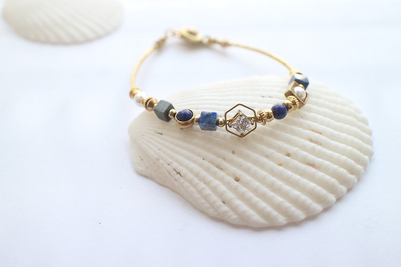 Blue sky~Lapis/ brass/ zircon/ handmade bracelet - สร้อยข้อมือ - เครื่องเพชรพลอย 