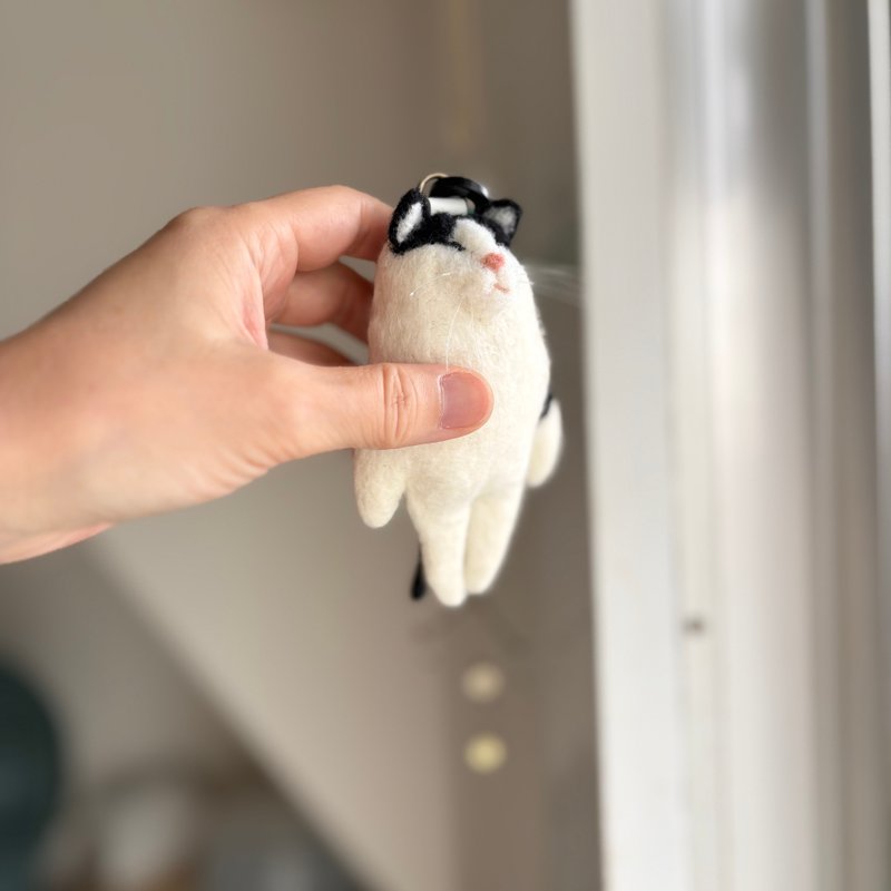 小さいサイズのハチワレ猫メイくんのキーホルダー - 鑰匙圈/鑰匙包 - 羊毛 白色