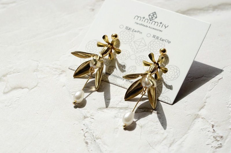 Unbridled - Pearl Flower Leaf Drop Earrings - ต่างหู - สแตนเลส สีทอง