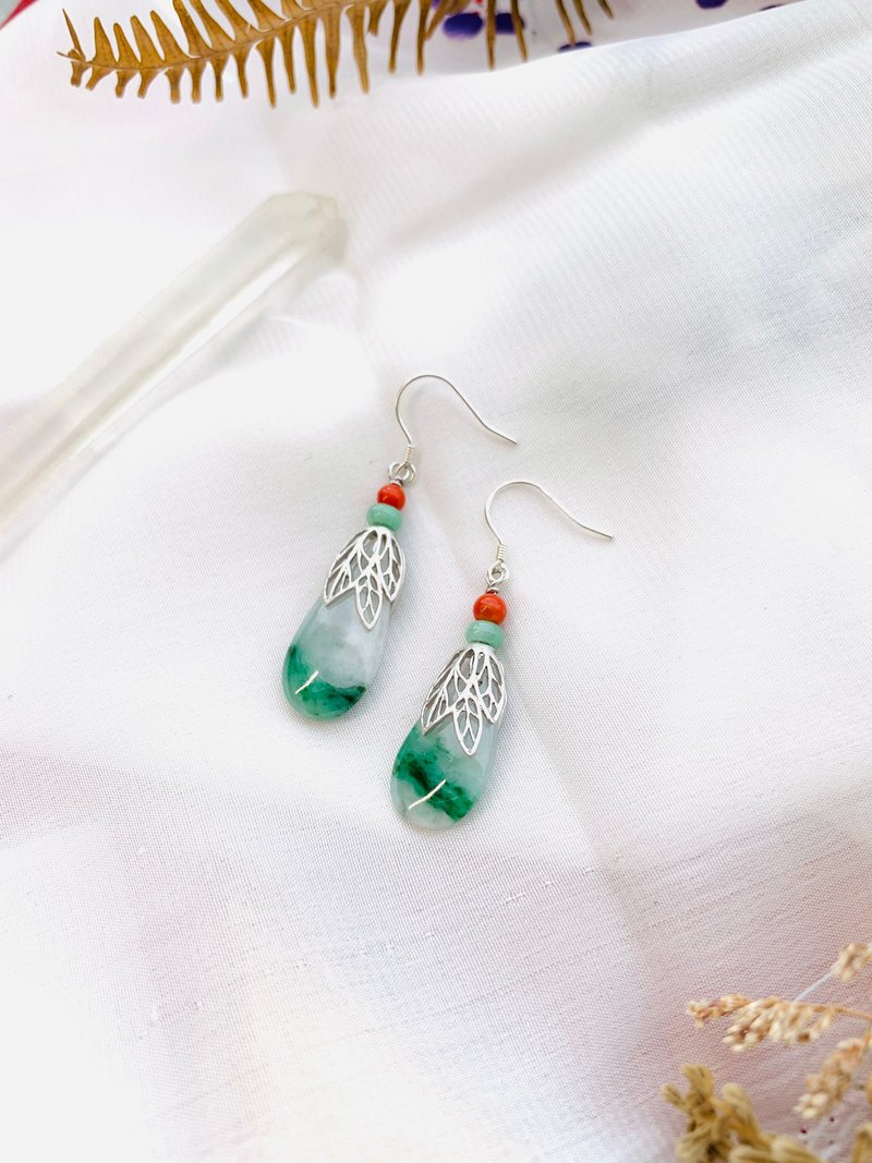 Coral, emerald circle, emerald green water droplets on white background, Bronze alloy leaf, 925 white fungus hook - Earrings & Clip-ons - Jade Green