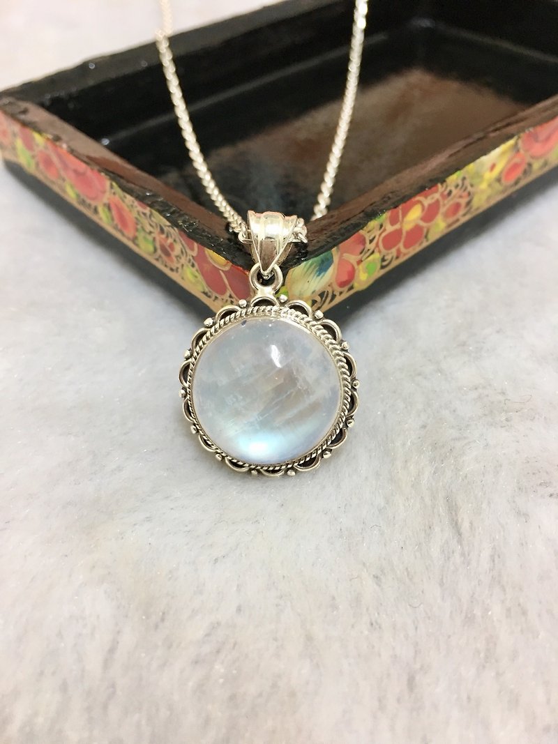 Moonstone round in flower design Handmade in Nepal 92.5% silver - Necklaces - Gemstone 