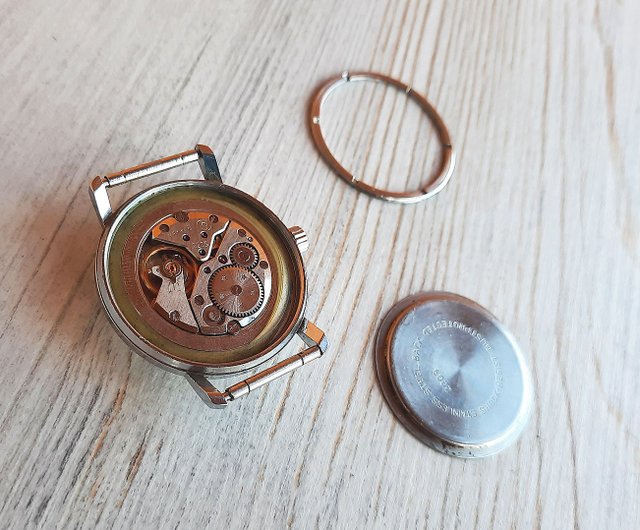 ソビエト レトロ スモール メンズ ウォッチ ボストーク 2209 18 宝石