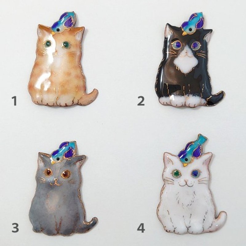 Blue bird and cat cloisonné mini brooch [made to order] - เข็มกลัด - โลหะ หลากหลายสี