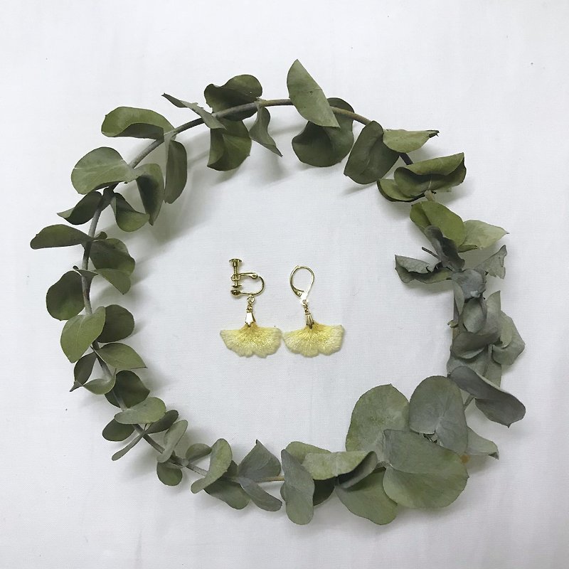 Golden ginkgo leaf - ต่างหู - งานปัก สีทอง
