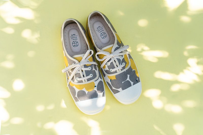 Wide last shoe type [Strap Bell Pepper Day] Kusama dotted Japanese floral fabric makes walking easier - Women's Casual Shoes - Cotton & Hemp Yellow