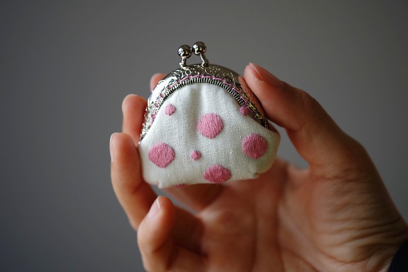 CaCa Crafts | Hand-embroidered [Little Red Bean] Super Mini Embroidered Gold Bag - Coin Purses - Thread 