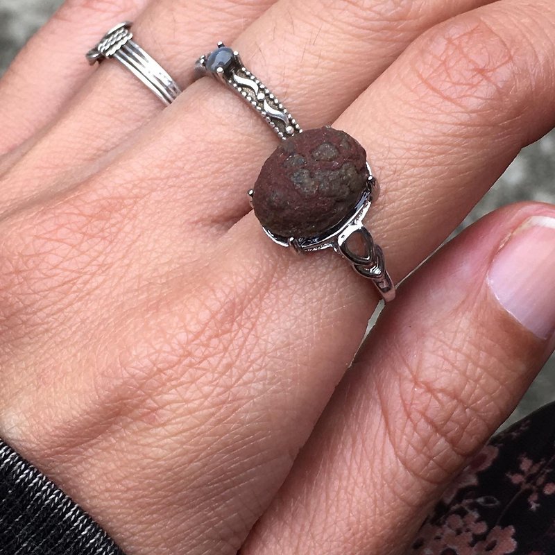 【Lost and find】Natural raw stone Gobi agate gray dark red eye Stone ring - สร้อยข้อมือ - เครื่องเพชรพลอย สีแดง