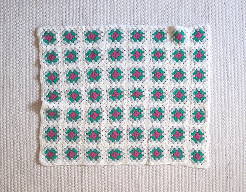 北 欧 の 雑 貨      Nordic Söpö Zakka 芬蘭奶奶的格子手工厚羊毛鉤針桃紅綠花小織布
