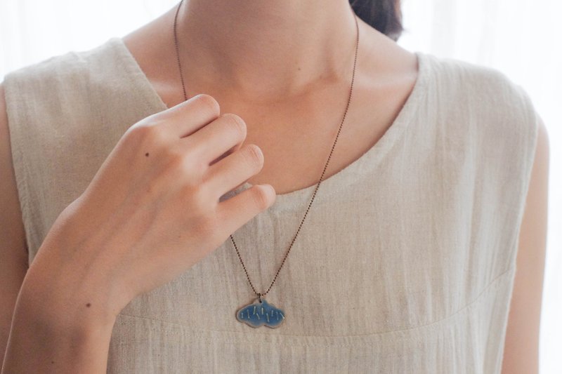 Keep cloud & carry on :: Homemade Enamel jewelry :: - สร้อยคอ - วัตถุเคลือบ สีน้ำเงิน