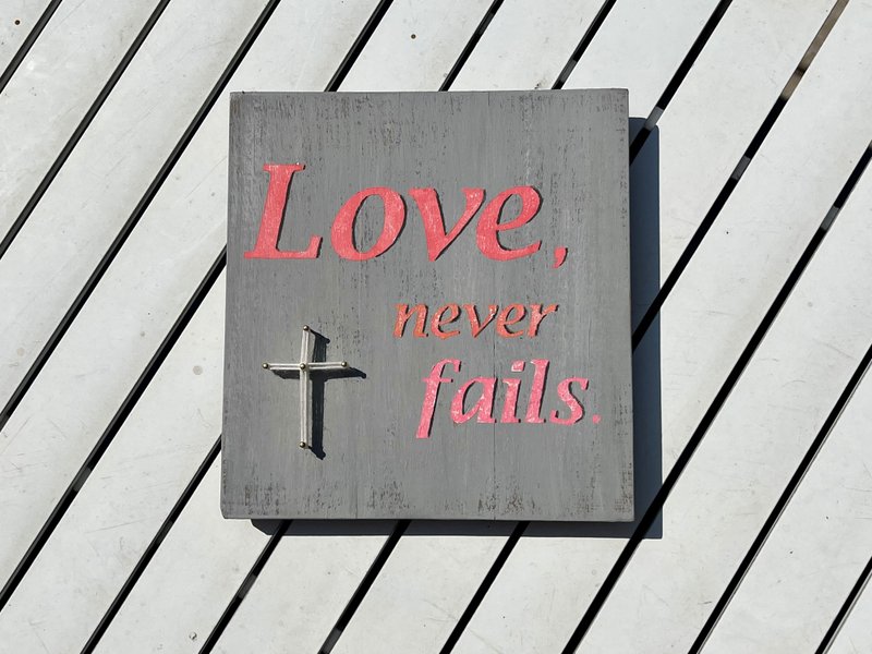福音商品 愛是永不止息 Love never fails 粉色素雅款 聖誕禮物 - 擺飾/家飾品 - 木頭 多色