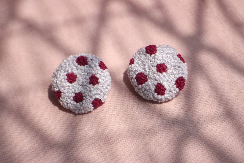 刺繡耳環 / 013 大桃花 / 耳夾款 - 耳環/耳夾/耳骨夾 - 繡線 白色