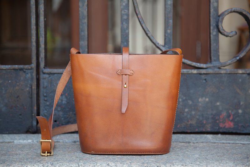 Bucket Bag / Brown / Tanned / Leather / Button up - กระเป๋าแมสเซนเจอร์ - หนังแท้ สีนำ้ตาล