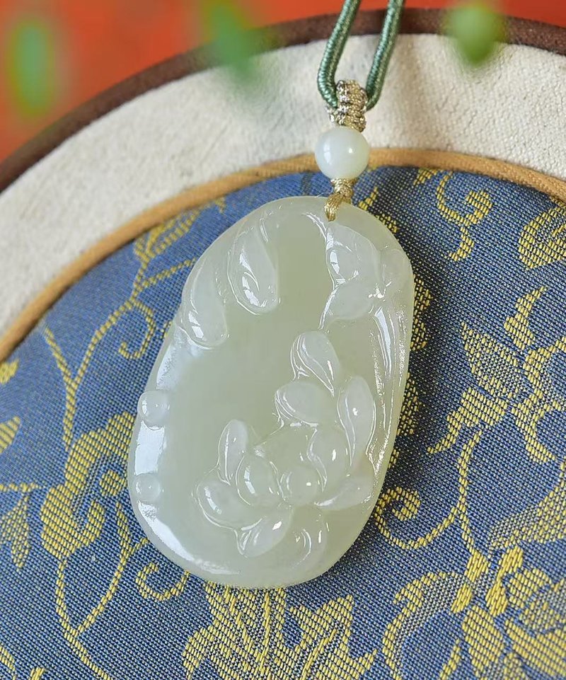 一款非常精緻漂亮的和田玉花吊墜寓意吉祥如意雕工精緻上身簡單 - 吊飾/掛飾 - 玉石 