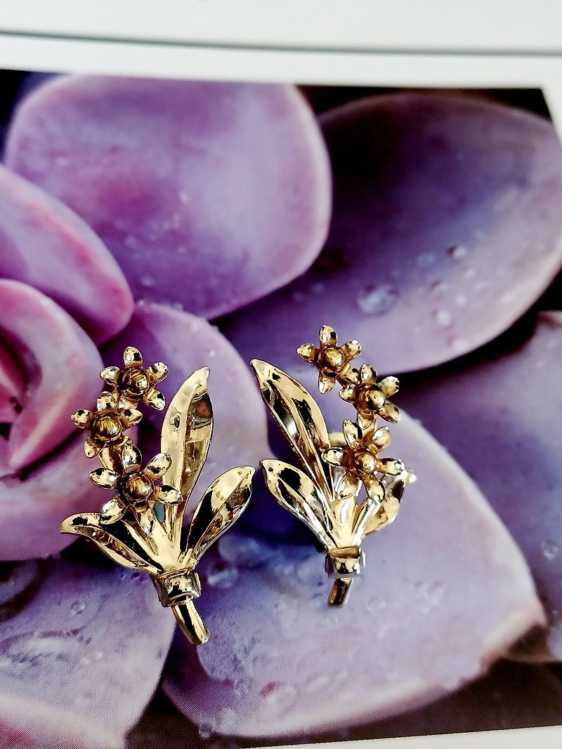 vintage jewelry three-dimensional gold bouquet clip-on earrings - ต่างหู - โลหะ 