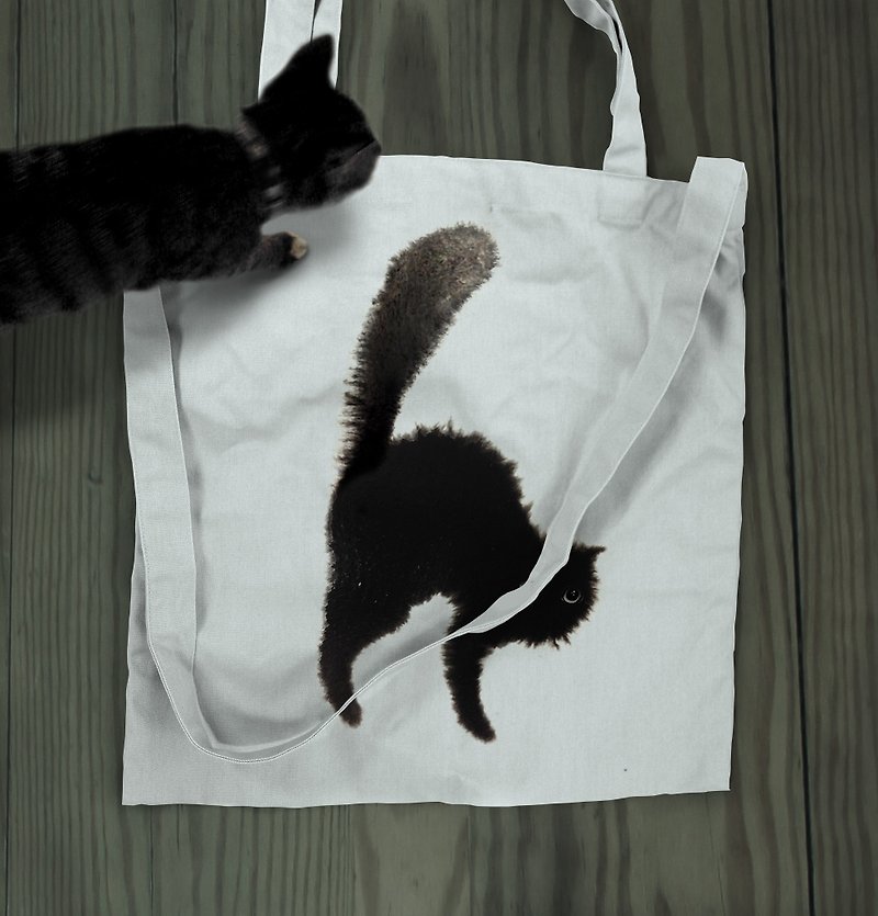 [26 black cat letters] canvas bag - กระเป๋าแมสเซนเจอร์ - ผ้าฝ้าย/ผ้าลินิน ขาว