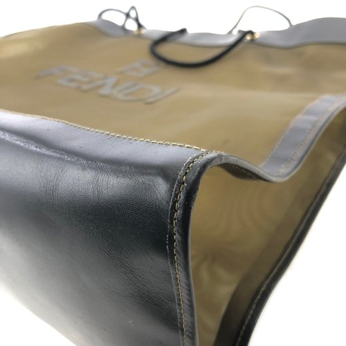 美品 フェンディ ナイロン ハンドバッグ ロゴ型押し ファスナー ブラック FENDI - FENDI ハンドバッグ FFロゴ型押し ブラック レザー