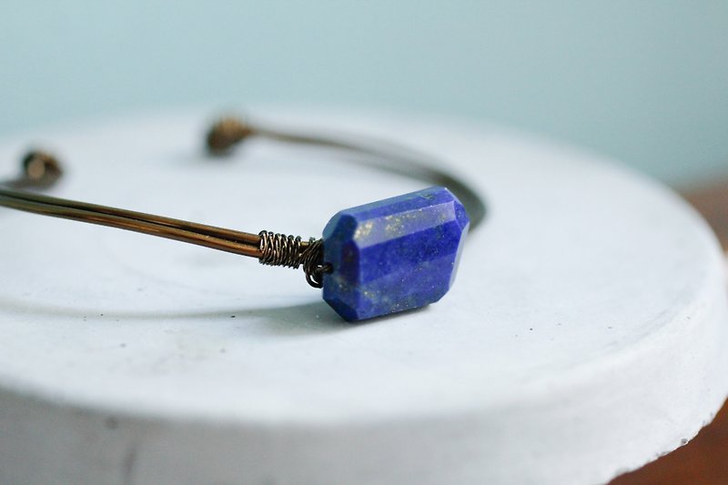 Irregular lapis lazuli handmade Bronze bracelet custom - สร้อยข้อมือ - เครื่องเพชรพลอย สีน้ำเงิน