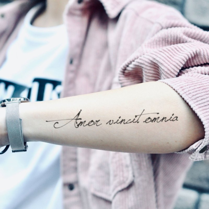 OhMyTat 阿莫爾 Omnia Amor Vincit Omnia 刺青圖案紋身貼紙 - 紋身貼紙/刺青貼紙 - 紙 黑色
