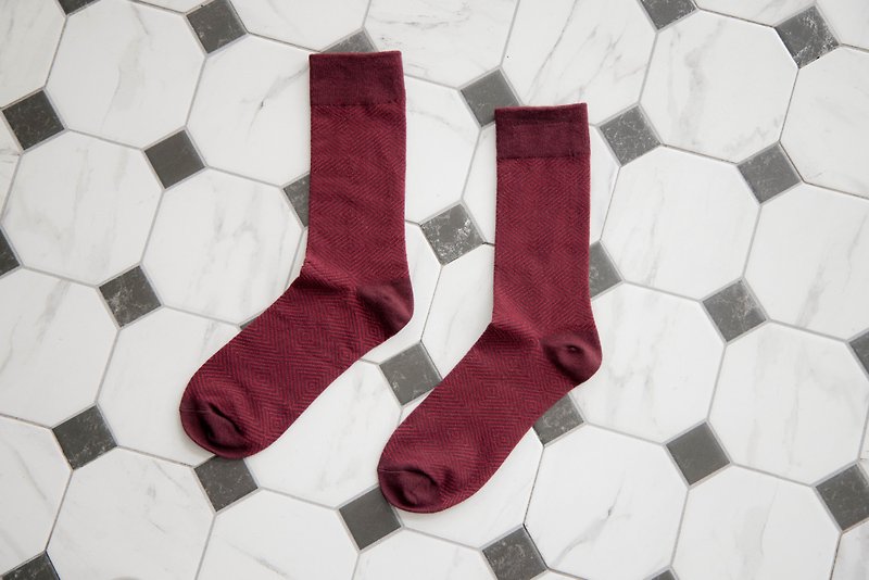 幾何菱紋紳士襪 酒紅 - 襪子 - 棉．麻 紅色