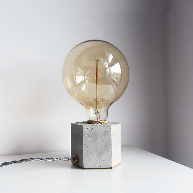 HEXAGON |イエロー幾何学的なデザインの調光可能なセメントテーブルランプと照明 (レトロなタングステン電球付き) - 照明・ランプ - コンクリート グレー