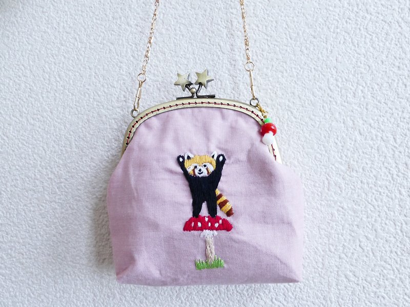 刺繍のがまぐちハンドバッグ きのこの上で威嚇するレッサーパンダ ピンク - 手袋/手提袋 - 棉．麻 粉紅色