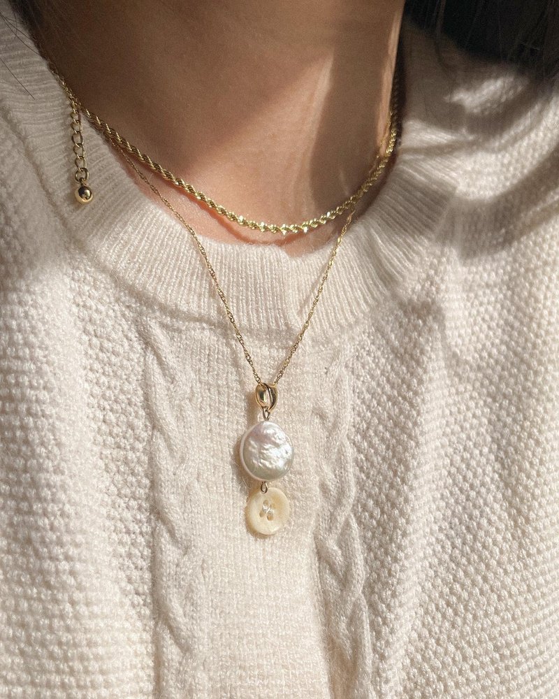 Single pearl round pendant necklace Bronze thick plated 18K gold baroque pearl - Necklaces - Precious Metals Gold