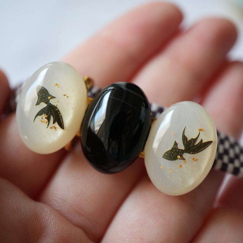 黒瑪瑙と黒金魚の三連帯留め｜金沢箔入り・夏の和装に - その他 - 宝石 ブラック