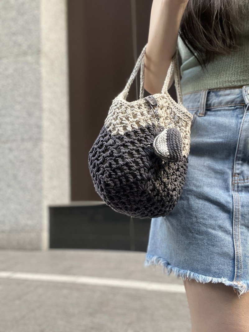 Grid hollow fat woven bag-color matching-bamboo charcoal gray+rice handbag/shoulder bag/two-part bag/handmade - กระเป๋าถือ - ผ้าฝ้าย/ผ้าลินิน 