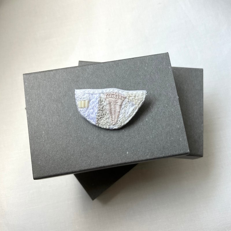 Brooch/Hand embroidered/2024 White 007/Boxed, one of a kind/ - เข็มกลัด - ผ้าฝ้าย/ผ้าลินิน ขาว